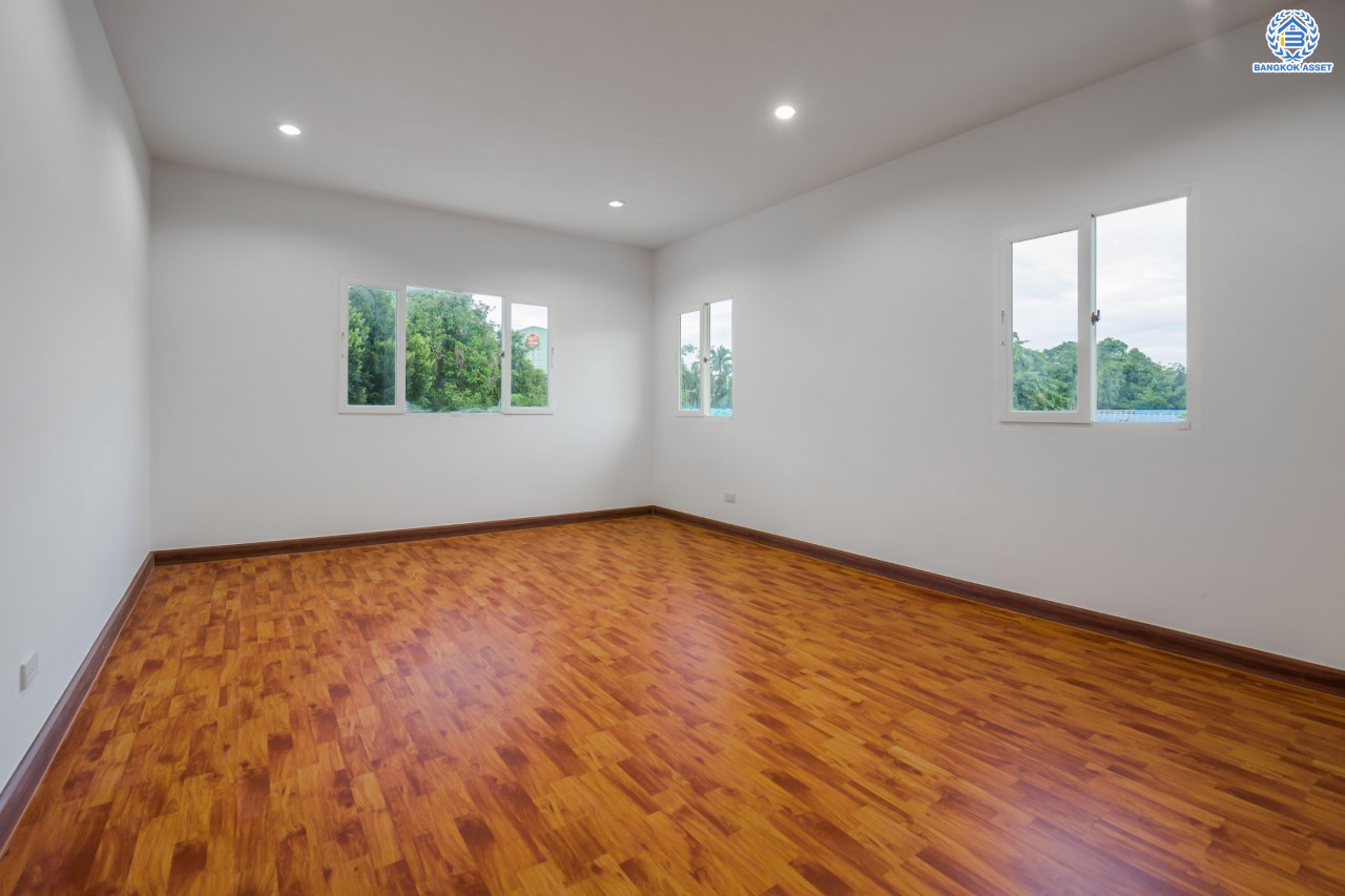 บ้านมือสองตกแต่งใหม่ ม.เดอะแพลนท์ วัชรพล หลังมุม เนื้อที่ 54 ตร.ว. ฟังก์ชัน 3 ห้องนอน 3 ห้องน้ำ จอดรถได้ 2 คัน Facilities ครบครัน บนทำเลเชื่อมต่อหลายเส้นทาง ถ.รามอินทรา ถ.สายไหม และ ถ.พหลโยธิน ใกล้สนามบินดอนเมือง ทางด่วน "รามอินทรา" และรถไฟฟ้าสายสีเขียว "สถานีคูคต"